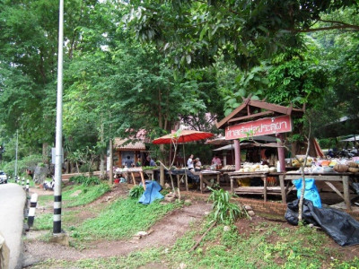 พื้นที่โดยรอบศาลเจ้าพ่อประตูผา เป็นพื้นที่ขายสินค้าพื้นเมืองและให้บริการสำหรับผู้มาเยือน<br>