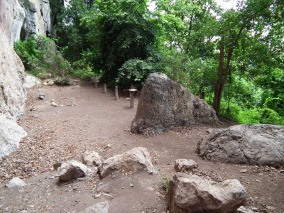 เพิงผาภาพเขียนสีกลุ่มที่ 1  ที่มีการขุดค้นทางโบราณคดีพบหลุมฝังศพและเครื่องมือเครื่องใช้ของมนุษย์ก่อนประวัติศาสตร์<br>