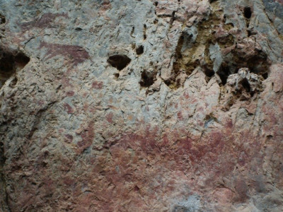 เพิงผาภาพเขียนสีกลุ่มที่ 1  ที่มีการขุดค้นทางโบราณคดีพบหลุมฝังศพและเครื่องมือเครื่องใช้ของมนุษย์ก่อนประวัติศาสตร์<br>