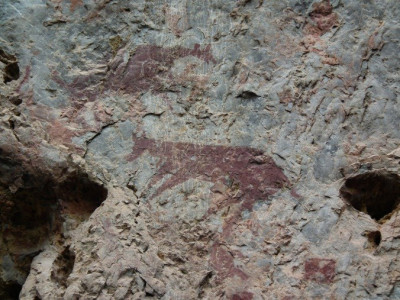 เพิงผาภาพเขียนสีกลุ่มที่ 1  ที่มีการขุดค้นทางโบราณคดีพบหลุมฝังศพและเครื่องมือเครื่องใช้ของมนุษย์ก่อนประวัติศาสตร์<br>