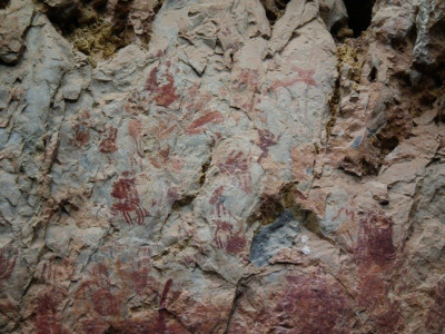 เพิงผาภาพเขียนสีกลุ่มที่ 1  ที่มีการขุดค้นทางโบราณคดีพบหลุมฝังศพและเครื่องมือเครื่องใช้ของมนุษย์ก่อนประวัติศาสตร์<br>