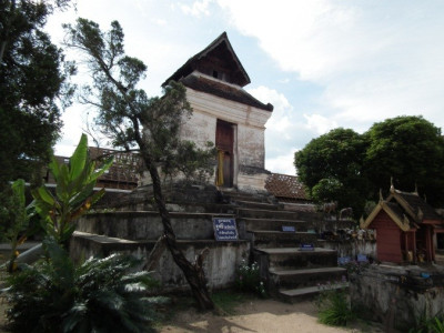 หอพระพุทธบาท ที่ภายในมีการขึงผ้าขาวให้ชมเงาพระธาตุลำปางหลวงกลับหัว<br>
