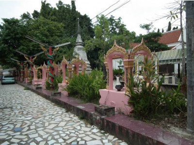 <br>สภาพภายในเขตโบราณสถานในปัจจุบันที่มีการก่อสร้างสถานที่และรูปเคารพต่างๆ