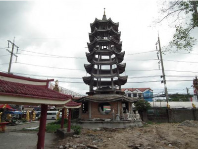 <br>สภาพภายในเขตโบราณสถานในปัจจุบันที่มีการก่อสร้างสถานที่และรูปเคารพต่างๆ