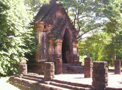 <br>วัดกุฏิราย  อำเภอศรีสัชนาลัย  จังหวัดสุโขทัย  เป็นกลุ่มโบราณสถานที่ประกอบด้วยมณฑปประกอบอาคาร 2 หลัง และเจดีราย 5 องค์