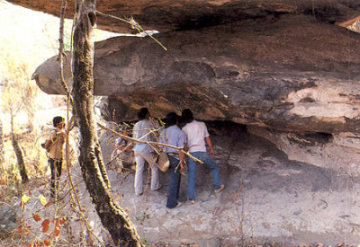 <br>เพิงหินด้านตะวันออกวัดลูกเขย