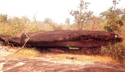 <br>เพิงหินด้านทิศตะวันออกเฉียงใต้ของคอกม้าน้อย