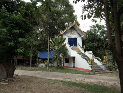 <br>หอพระบาตสวรรค์ (พระบาทสวรรค์) ด้านทิศตะวันออกของหลุมขุดค้น