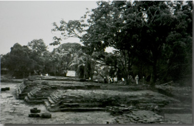 <br>โบราณสถานวัดกู่อ้ายหลาน ประกอบด้วย วิหาร เจดีย์ กำแพงแก้ว และซุ้มโขง สันนิษฐานว่าน่าจะสร้างขึ้นในช่วงพุทธศตวรรษที่ 19 – 21  (กรมศิลปากร. โบราณคดีสามทศวรรษที่เวียงกุมกาม. กรุงเทพฯ : กองโบราณคดี กรมศิลปากร, 2548 : 72)