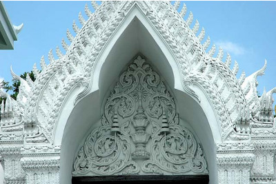 <br>หน้าบันซุ้มประตูวัดราชบพิธ (ที่มา : http://www.lib.su.ac.th/web-temple/index.php?option=com_content&view=article&id=3&Itemid=3)
