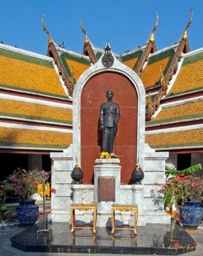 <br>พระบรมราชานุสาวรีย์พระบาทสมเด็จพระปรเมนทรมหาอานันทมหิดล พระอัฐมรามาธิบดินทร ประดิษฐานบริเวณด้านหน้าพระวิหารหลวง
