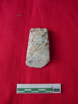 <br>ขวานหินขัด ที่พบจากการสำรวจโดยสำนักศิลปากรที่ 1 ราชบุรี เมื่อ พ.ศ.2552 (ที่มา : พยุง วงษ์น้อย และคณะ 2552)
