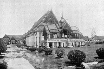 พระที่นั่งคชกรรมประเวศและพระที่นั่งพุทไธสวรรย์ ภายในพระราชวังบวรสถานมงคล ราว พ.ศ.2440 (ภาพจาก พิพิธภัณฑสถานแห่งชาติ พระนคร)<br>