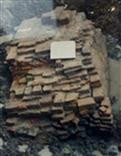 แนวโบราณสถานที่สันนิษฐานว่าเป็นฐานรากกำแพงกรุงธนบุรีฝั่งตะวันตก (ภาพจาก สุนิสา มั่นคง 2545)<br>