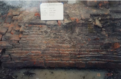 แนวโบราณสถานที่สันนิษฐานว่าเป็นฐานรากกำแพงกรุงธนบุรีฝั่งตะวันตก (ภาพจาก สุนิสา มั่นคง 2545)<br>