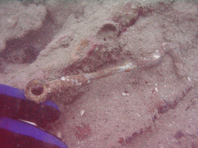 ตะขอเกี่ยวโลหะ (ภาพถ่ายใต้น้ำ โดยกลุ่มโบราณคดีใต้น้ำ กรมศิลปากร)<br>