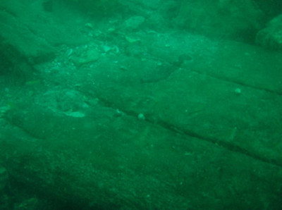 ไม้กระดานที่ใช้ปูพื้นเรือ (ภาพถ่ายใต้น้ำ โดยกลุ่มโบราณคดีใต้น้ำ กรมศิลปากร)<br>