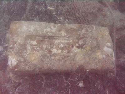 ก้อนอิฐที่พบกระจายอยู่ในตัวเรือ (ภาพถ่ายใต้น้ำ โดยกลุ่มโบราณคดีใต้น้ำ กรมศิลปากร)<br>