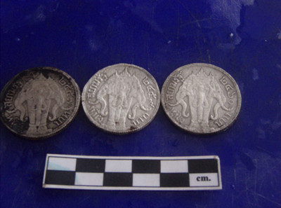 เหรียญรัชกาลที่ 5 (กลุ่มโบราณคดีใต้น้ำ 2564)<br>ด้านหลังเหรียญเงิน พระบรมรูป ตราไอราพต เป็นรูปช้างเอราวัณ ริมขอบด้านซ้ายมีอักษร “สยามรัฐ