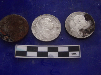 เหรียญรัชกาลที่ 5 (กลุ่มโบราณคดีใต้น้ำ 2564)<br>ด้านหน้าเหรียญเงิน พระบรมรูป – ตราไอราพต เป็นพระบรมรูปพระบามสมเด็จพระมงกุฎเกล้าฯ
ครึ่งพระองค์ ผินพระพักตร์เบื้องขวา ทรงเครื่องแบบเต็มยศทหารมหาดเล็ก ที่ริมขอบด้านซ้ายมีพระปรมาภิไธยว่า “มหาวชิราวุธ” ริมขอบด้านขวาว่า “สยามินทร์” (กลุ่มโบราณคดีใต้น้ำ 2564)