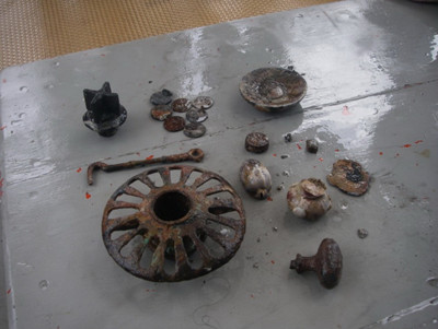 โบราณวัตถุประเภทโลหะต่าง ๆ ที่พบจากการสำรวจในตัวเรือ (กลุ่มโบราณคดีใต้น้ำ 2564)<br>