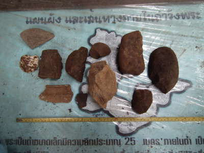 <br>หลักฐานทางโบราณคดีที่พบจากการสำรวจเมื่อปี พ.ศ.2556 ได้แก่ เครื่องมือหินกะเทาะ ชิ้นส่วนภาชนะดิินเผา และเปลือกหอย
(ขอขอบคุณ พ.อ.นำพล คงพันธ์ ผอ.กกส.สทพ.นทพ.)