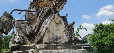 ลวดลายภาพเป็ดที่หน้าจั่วของปราสาท ของเจดีย์ทรงปราสาทองค์ด้านทิศใต้สุด<br>