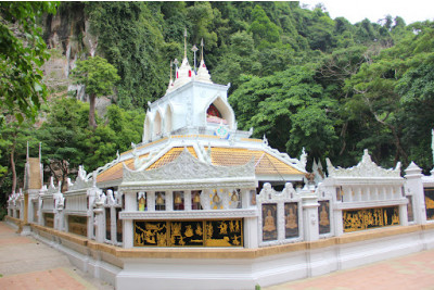 อุโบสถของวัดภูเขาทองที่จัดสร้างขึ้น เนื่องในโอกาสพระราชพิธีมหามงคลเฉลิมพระชนมพรรษาในหลวงรัชกาลที่ 9 ครบ 6 รอบ 5 ธันวาคม 2542 (ที่มา: สำนักงานวัฒนธรรมจังหวัดตรัง)<br>