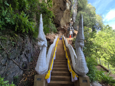 ทางขึ้นถ้ำประดิษฐานพระพุทธไสยาสน์<br>