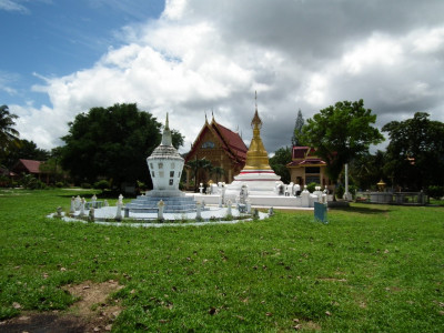 พระเจดีย์ดาธุและอนุสรณ์สถานพระศรีโลหภูมิพิทักษ์ (คอยู่ปิ๋ว ณ ระนอง)<br>