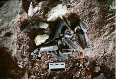 ชิ้นส่วนโครงกระดูกมนุษย์เผาไฟ สภาพแตกหัก พบภายในโพรงถ้ำคูหาที่สอง แหล่งโบราณคดีอ่าวบุญคง (ธวัลรัตน์ ชัยนราพิพัฒน์, 2557: 68)<br>