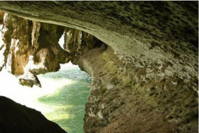 สภาพทางเดินเชื่อมระหว่างถ้ำคูหาแรก กับถ้ำคูหาที่สอง แหล่งโบราณคดีอ่าวบุญคง (ธวัลรัตน์ ชัยนราพิพัฒน์, 2557: 68)<br>