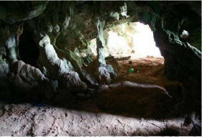 สภาพภายในโพรงถ้ำคูหาแรก มีหินงอกหินย้อย มีความสูงพอคนเดินลอดเข้าไปได้ สํารวจพบหลักฐานทางโบราณคดี ที่หลงเหลือจากการลักลอบขุดหาของมีค่า (ธวัลรัตน์ ชัยนราพิพัฒน์, 2557: 67)<br>