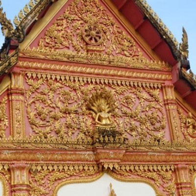 หน้าบันด้านหลังของอุโบสถ<br>หน้าบันด้านหลัง ช่วงบนประดับด้วยปูนปั้นรูปธรรมจักรบนฐานล้อมรอบด้วยลายเครือเถา ตอนล่างประดับลวดลายปูนปั้นรูปพระพุทธเจ้าปางนาคปรกล้อมรอบด้วยลายเครือเถา 