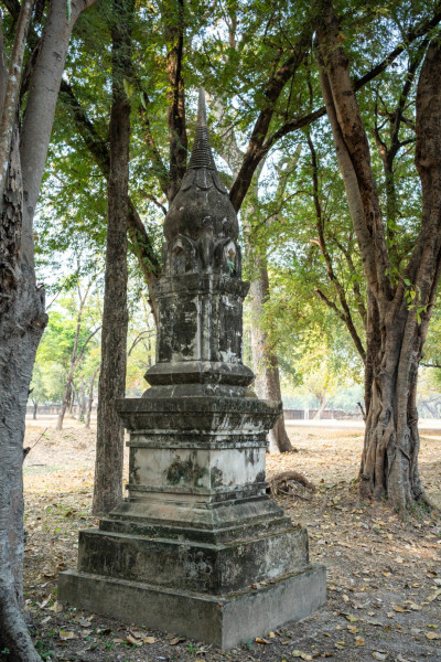 สถูปขนาดเล็กบริเวณโบราณสถานวัดข้าวสาร สร้างเมื่อ พ.ศ. 2526<br>