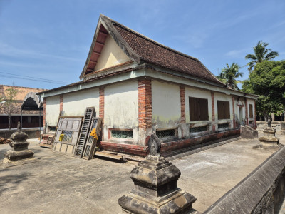 อุโบสถ (ด้านหลังหรือด้านทิศตะวันตก)<br>