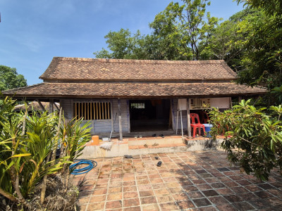 กุฏิเจ้าอาวาส (หลังด้านขวาหรือหลังด้านทิศตะวันออก)<br>