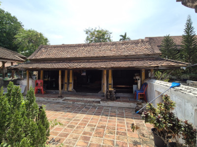 กุฏิเจ้าอาวาส (หลังด้านซ้ายหรือหลังด้านทิศตะวันตก)<br>