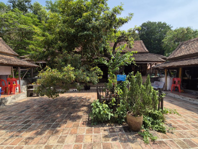 กุฏิเจ้าอาวาส บริเวณลานด้านหน้ากุฏิ 3 หลัง<br>