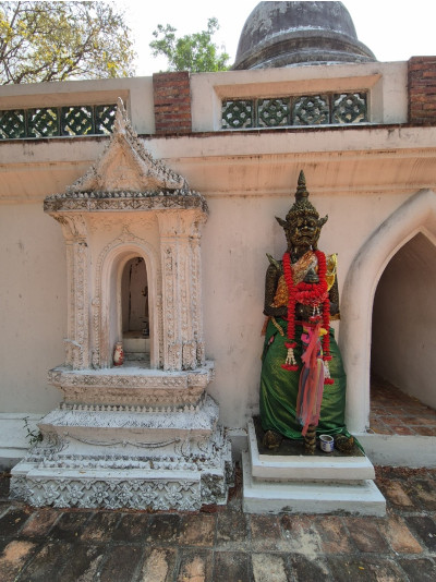 ซุ้มที่ฐานพระเจดีย์<br>