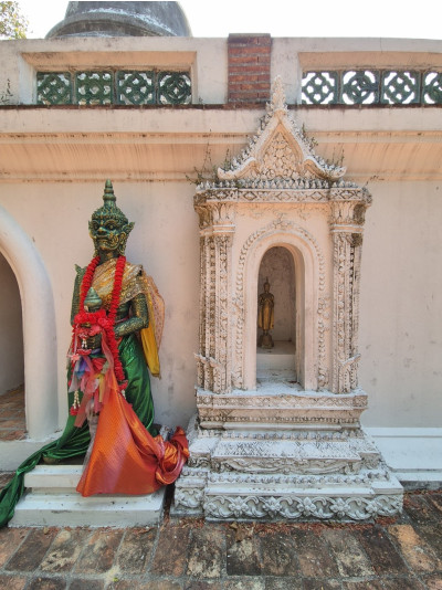 ซุ้มที่ฐานพระเจดีย์<br>