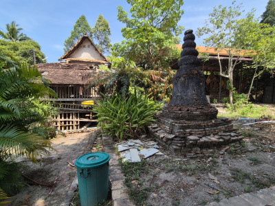 เจดีย์องค์เล็กตั้งอยู่ด้านหลัง (ด้านตะวันตก) ของอุโบสถ<br>