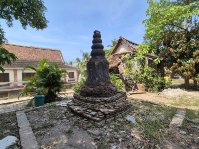 เจดีย์องค์เล็กตั้งอยู่ด้านหลัง (ด้านตะวันตก) ของอุโบสถ<br>