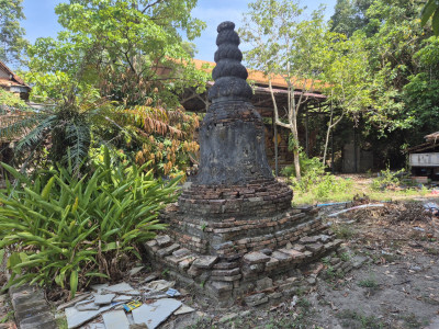 เจดีย์องค์เล็กตั้งอยู่ด้านหลัง (ด้านตะวันตก) ของอุโบสถ<br>