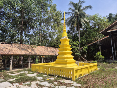 เจดีย์องค์เล็กตั้งอยู่ด้านหน้า (ด้านตะวันออก) ของอุโบสถ<br>