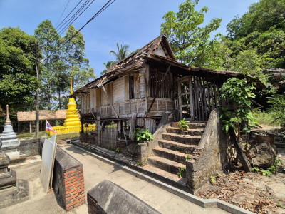 อาคารไม้ที่ถูกทิ้งร้างภายในวัด<br>