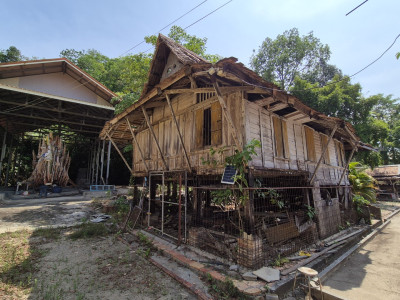 อาคารไม้ที่ถูกทิ้งร้างภายในวัด<br>