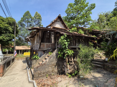 อาคารไม้ที่ถูกทิ้งร้างภายในวัด<br>